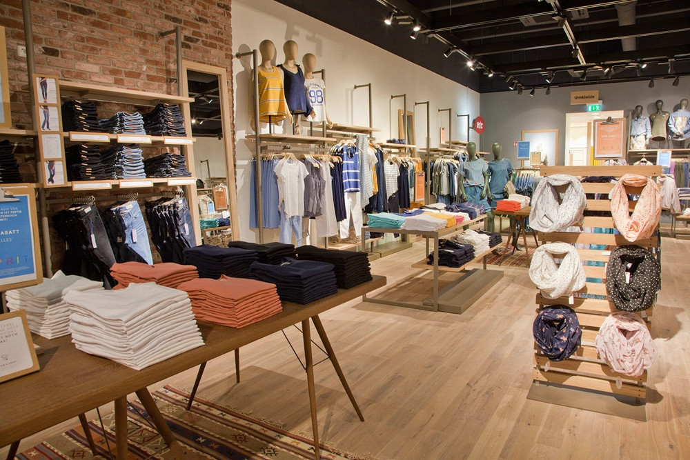 Esprit im Atrio Villach – Gesamtansicht eines Bereichs der Verkaufsfläche.